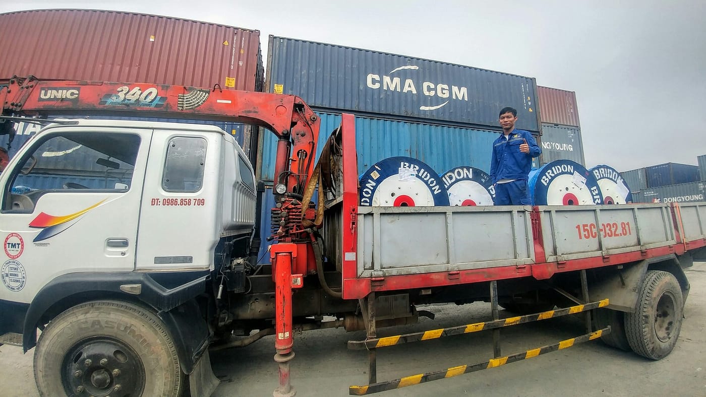 HLie giao hàng cáp thép cho nhà máy